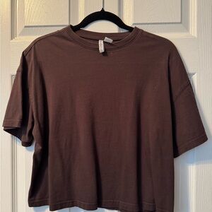 H&M basic brown crop tee
